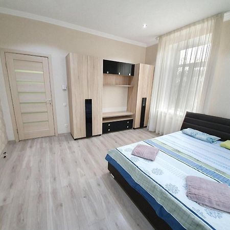 Tourist Home At Stefan Cel Mare With 2 Rooms Chisinau Exterior foto