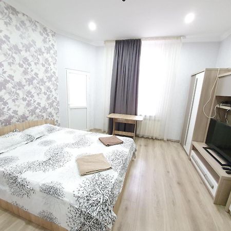 Tourist Home At Stefan Cel Mare With 2 Rooms Chisinau Exterior foto